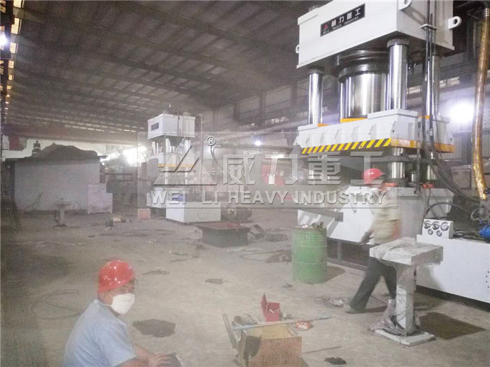2000噸粉末成型液壓機(jī)安裝現(xiàn)場