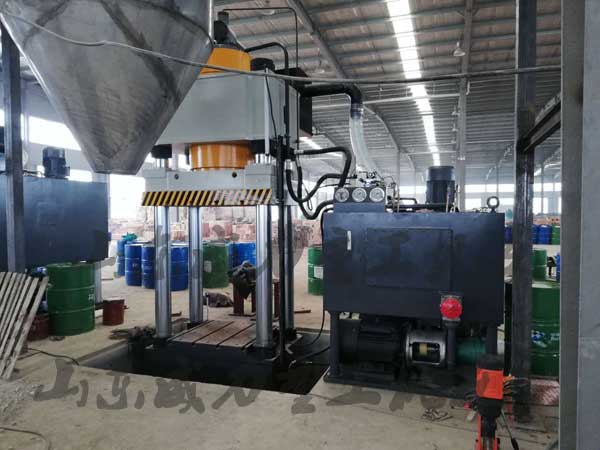 1200噸鎂碳磚成型液壓機安裝現(xiàn)場