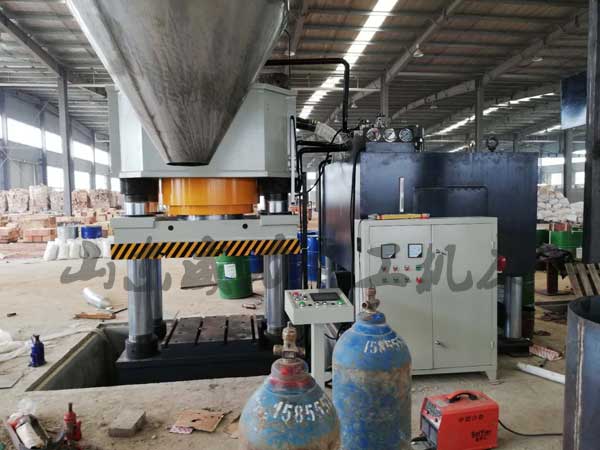 鎂碳磚成型液壓機自動化現(xiàn)場