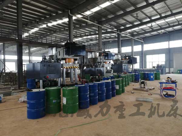 1200噸耐火材料液壓機工作現(xiàn)場