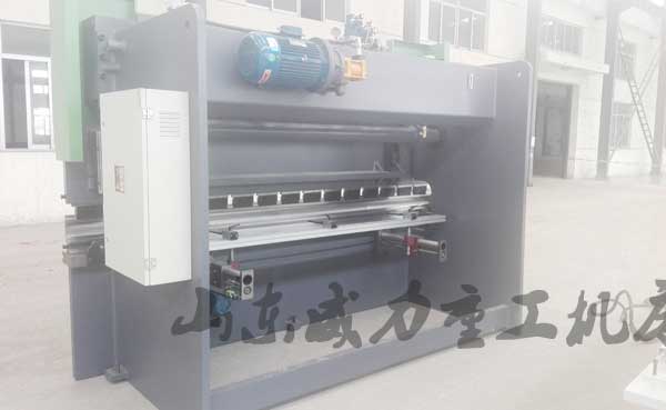 液壓板料折彎機后視圖