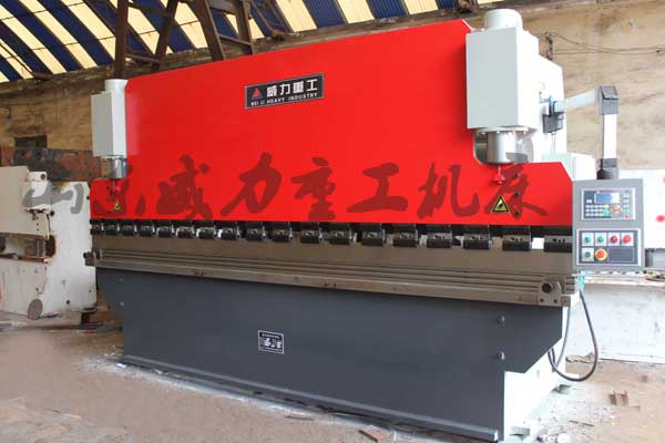 200噸液壓折彎?rùn)C(jī)客戶使用現(xiàn)場(chǎng)