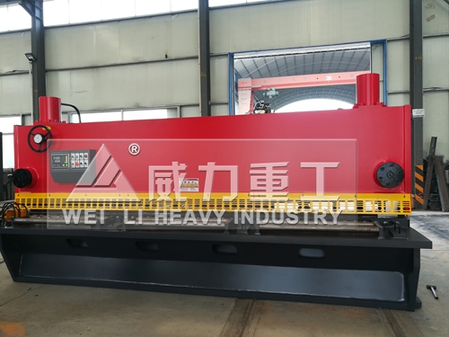 12x4000液壓閘式剪板機(jī)車間實(shí)物圖