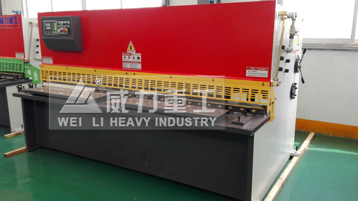 液壓擺式剪板機車間實物圖