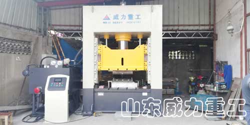 315噸框架式液壓機客戶使用現(xiàn)場