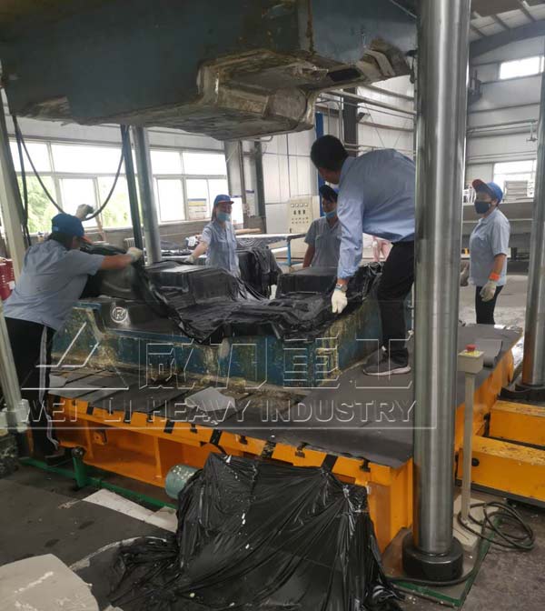 汽車內(nèi)飾件成型液壓機壓制現(xiàn)場圖