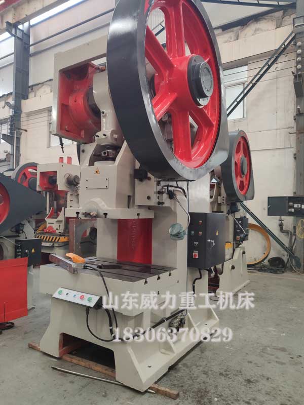 200噸機(jī)械沖床車間現(xiàn)貨圖