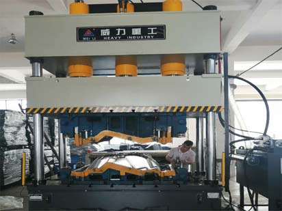 三缸四柱液壓機(jī)和單缸四柱液壓機(jī)