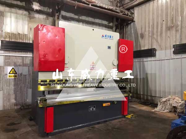 200噸液壓板料折彎機(jī)客戶現(xiàn)場圖